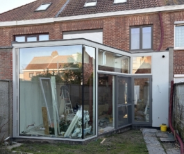 beglaasde uitbreiding van een rijwoning, uitzicht van buitenaf atelier fréderic louis architect wetteren